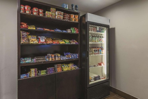 La Quinta Inn & Suites by Wyndham Brooklyn East image 19