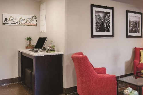 La Quinta Inn & Suites by Wyndham Brooklyn East image 2