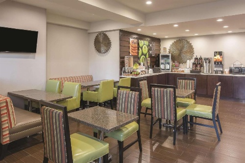 La Quinta Inn & Suites by Wyndham Brooklyn East image 36