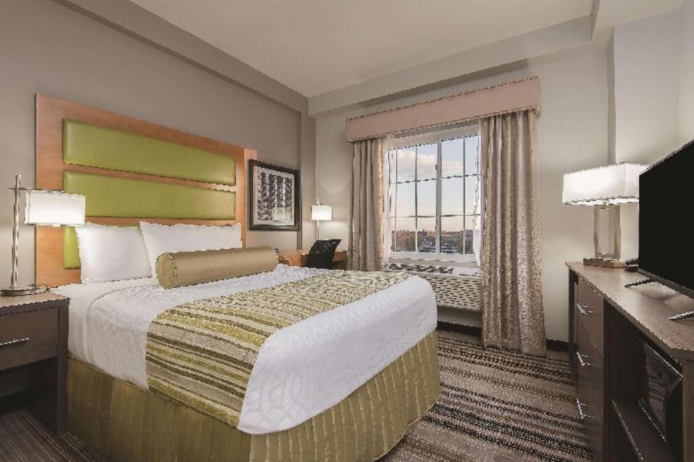 La Quinta Inn & Suites by Wyndham Brooklyn East