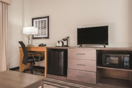 La Quinta Inn & Suites by Wyndham Brooklyn East image 41