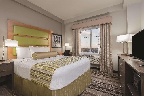 La Quinta Inn & Suites by Wyndham Brooklyn East image 5